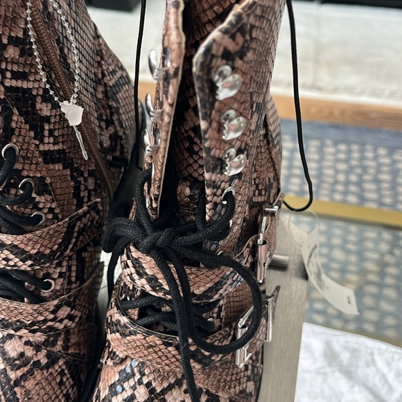 NWT  Express animal print boot with laces and buckles - Picture 4 of 5